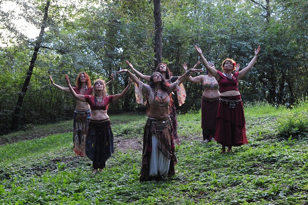 Danza tribal nel bosco